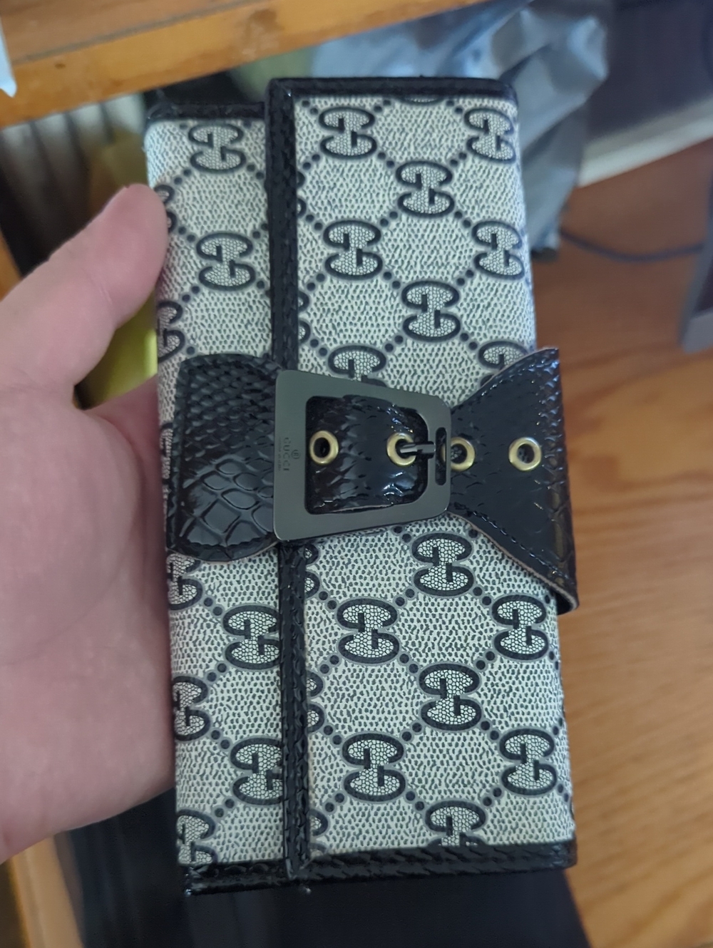 Gucci Ivory and Black GG Buckle Continental Wallet - Picture 2 of 5